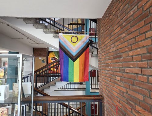 Regenbogenfahne im Foyer